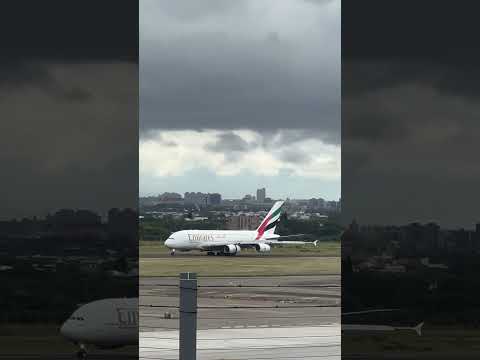 Emirates Airlines A380 pousou no Aeroporto Internacional de Taiwan Taoyuan.