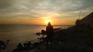 Download lagu Orang berjalan di pinggir laut dengan background sunset | a man walking at sunset mp3 Download lagu Orang berjalan di pinggir laut dengan background sunset | a man walking at sunset mp3