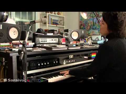 Leila Pinheiro interpreta " O Teatro dos Vampiros" no piano