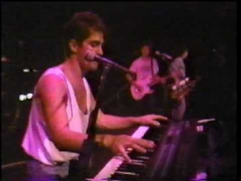 Pseudo Echo performing "Funkytown" in concert ('87)