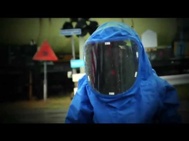 Vídeo relacionado con YIBER Trajes protectores desechables para todo el cuerpo en 7 tamaños con diferentes especificaciones, material PPSB resistente y película de polietileno, seguro para innumerables aplicaciones, Blanco