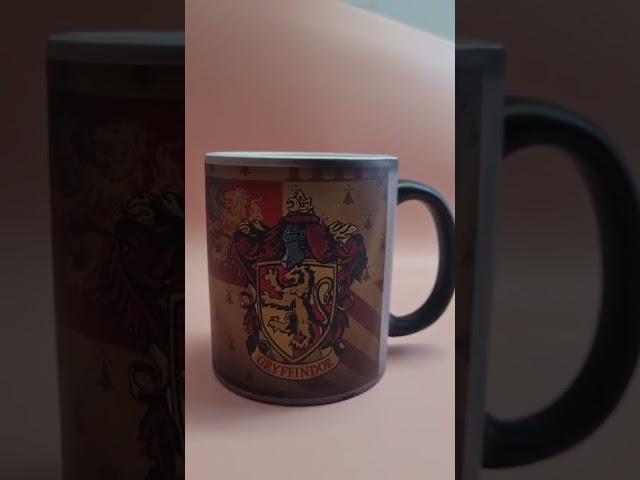Vídeo relacionado con LOGOSHIRT - Pelicula - Harry Potter - Slytherin - Logo - Clásico - Taza de Porcelana - Multicolor - Diseño Original con Licencia