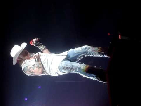 GUns N Roses - Halifax 2010 - Knockin' on Heavens Door - end of the song..