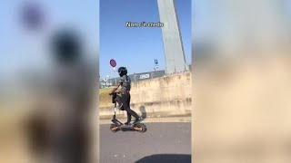 A 60 km all'ora in monopattino sul Raccordo anulare a Roma, bloccato da un furgone dell'Anas