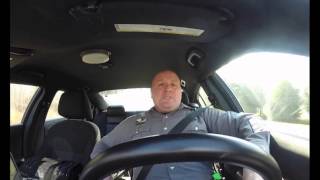 Смотреть онлайн Скрытая съемка поющего полицейского за рулем