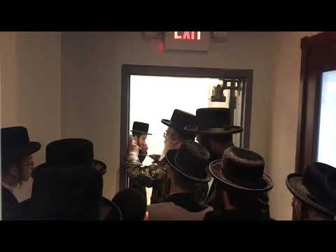 Viznitz Montrreal Rebbe Affixes Mezuzah On New School Building - Elul 5780