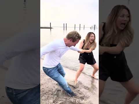 Liebesbeweis 🤣 Mit Klamotten ins kalte Meer! Ich bereue es! #shorts Mamiseelen