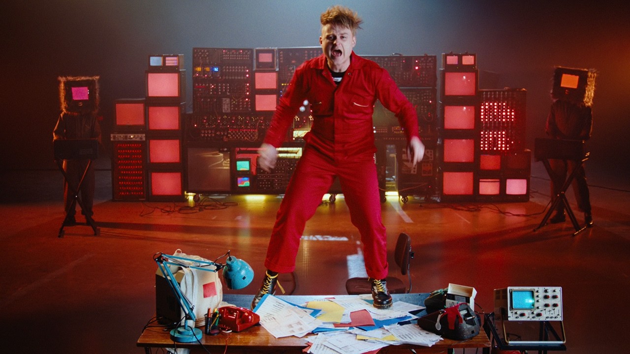 LOOK MUM NO COMPUTER - Eins, Zwei, Drei - Official Music Video - YouTube