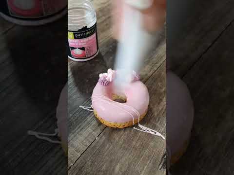 Recette Donuts au glaçage framboise et perles de sucre