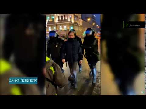 Омоновец ударил женщину ногой в живот, Акция протеста 23.01.2021 Санкт-Петербург, Площадь Восстания.