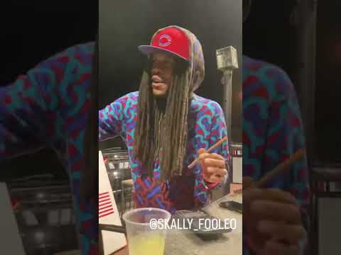 Me & Skally out smoking an ran in to Kapalot records 🤣🤦🏾‍♂️