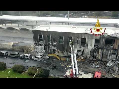 Schianto di San Donato Milanese, i vigili del fuoco al lavoro sul punto dell’impatto