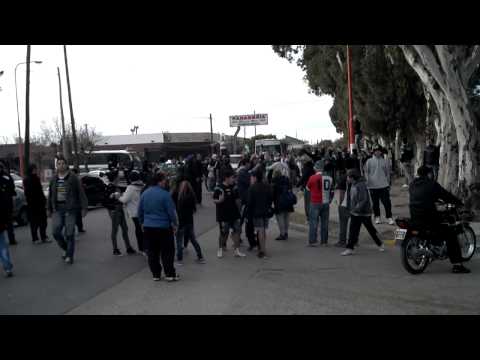 "La Gloriosa de Villa Mitre llegando a la cancha de Libertad" Barra: La Gloriosa • Club: Villa Mitre