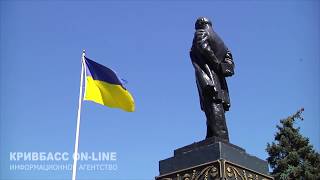 День Конституции криворожане отметили возложением цветов к памятнику Тарасу Шевченко