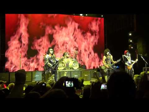 Kiss Hotter Than Hell Kiss Kruise II
