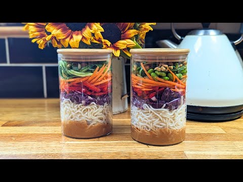 Rainbow Noodle Salad Jars - #MeatFreeMonday