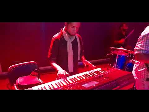 Leonard kania live at club 99,backups  by son Patu and daughter Leonie