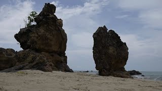 preview picture of video 'Vlog Menjelajah Pantai Batu Besi || WAUU Belitong'