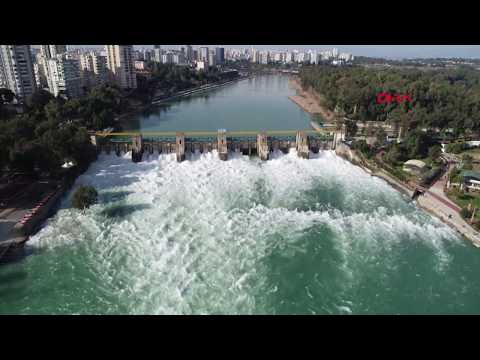 Seyhan Nehri suları kent merkezine taştı