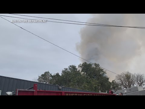 Austin Fire crews extinguish flames near east Austin strip mall