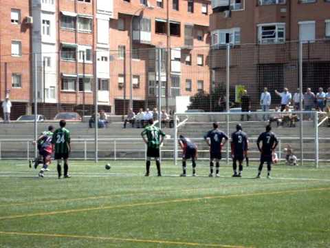 Minuto 36. Tito transforma la pena máxima para el empate del Periso