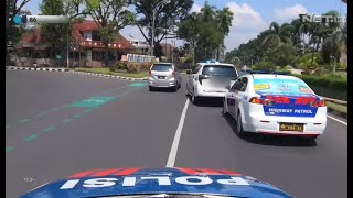 Download lagu Gunakan Rotator & Sirine, Mobil ini Nekat Kabur Walau Dipepet Polisi - 86 mp3 Download lagu Gunakan Rotator & Sirine, Mobil ini Nekat Kabur Walau Dipepet Polisi - 86 mp3