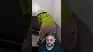 Escorpião ao lado da cama da criança, e com filhote #biologohenrique #animais #bichoesperto #biologo