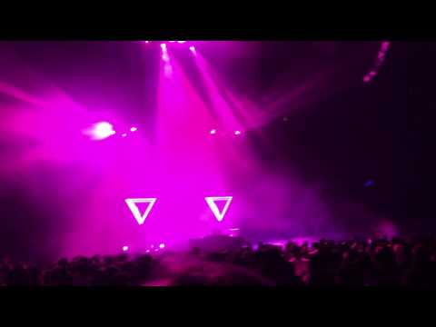 San Holo playing DROELOE - zZz @ Microsoft Theater - Shelter Tour