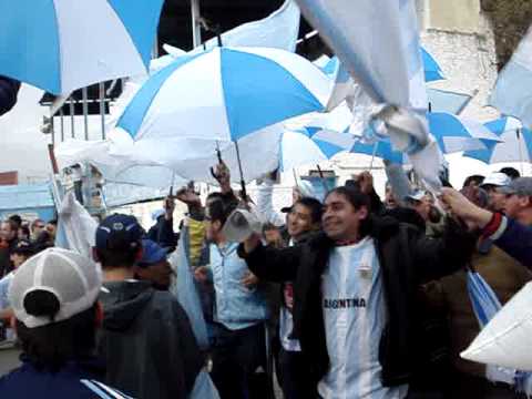 "Ninguno es cervecero ninguno es del dragón" Barra: La Banda del Mate &bull; Club: Argentino de Quilmes