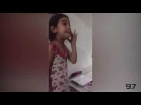 "É mentira! A tia Marta é mentirosa!" Menina brava por causa de mentira da professora.