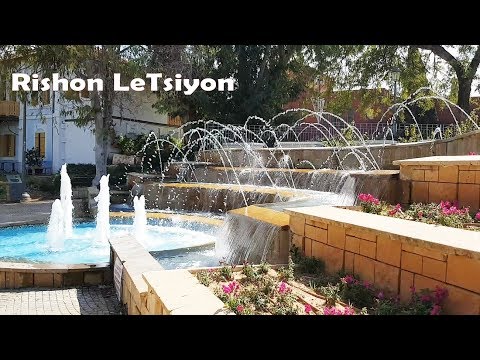 Walking in the City Park, the city of Rishon LeZion Gan HaMoshava, Parrots and fountains
