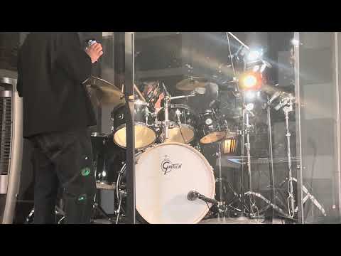 Feli tocando "Rey De Infinidad" en concierto