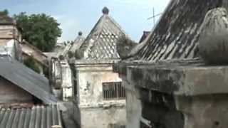 preview picture of video 'Indonesia:  The Water Castle and Mosque in The Kraton Complex Yogyakarta, Java'