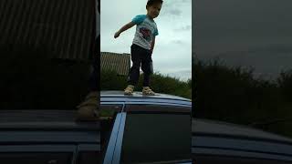 preview picture of video 'Тимурчик зажигает на крыше машины'
