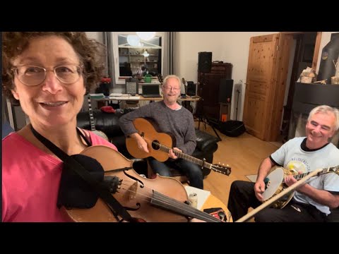Picking Up Peanuts -  Miss Moonshine fiddles a cajun-fried Georgia tune in Germany