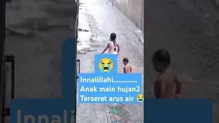 Download lagu Anak main hujan hujanan tiba tiba jatuh dan terseret air selokan semoga segera di temukan #info mp3