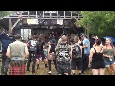 Spiderfest crowd 2019, Punch Drunk playing