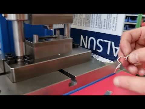 Punzonatura e stampaggio su una pressa pneumatica da 4,3T