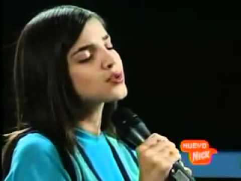 Alex escuta Isa cantando