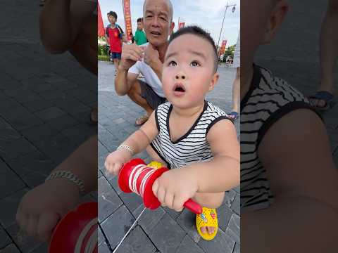 Thả diều cậu bé ra dây diều hết cuộn dây cho diều bay lên cao rất hay..#patang #kite #layangan #pipa