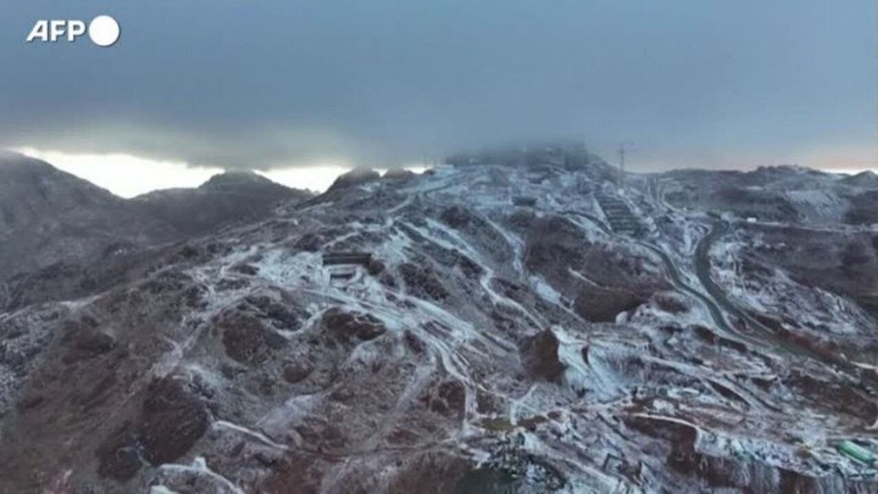 La prima neve dell'inverno ricopre il Jabal al-Lawz in Arabia Saudita