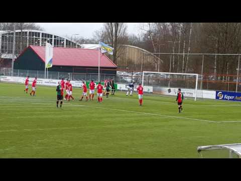 Derby FC Aalsmeer-KDO, 5-3-2017. Vrije trap Mark Schut. Knappe redding doelman Jesper Oudshoorn.