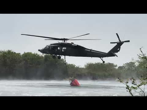 Fuerza aérea colombiana apagando incendio forestal en Yumbo Valle del Cauca