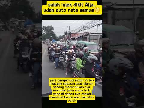 jalanan hampir tertutup oleh pemotor yang gak mau tertib saat di jalan raya