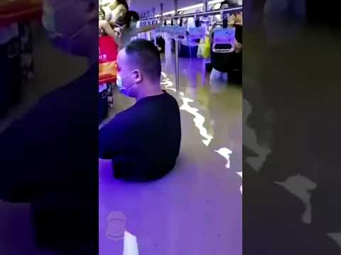 Footage from inside the metro during the Zhengzhou flood