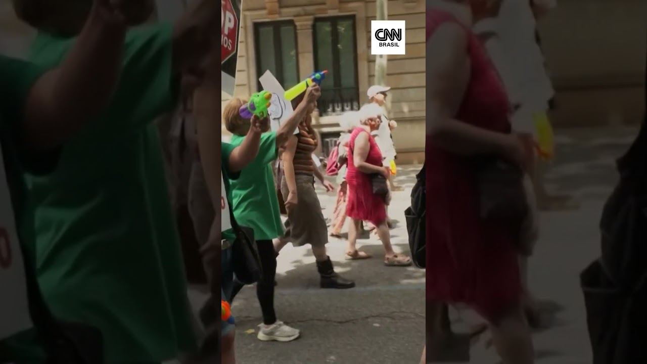 Manifestantes protestam contra turismo de massa em cidades na Europa
