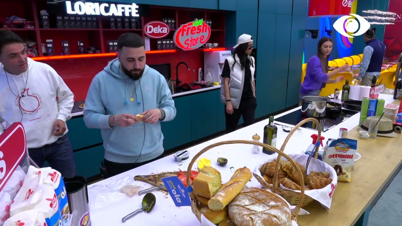 Jam këtu vetëm, Armaldo flet si Fotinia/ Jori këndon si Lorenci