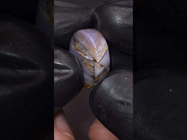 حجر العقيق متعدد الألوان