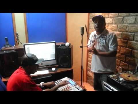 MC ALEXANDRE AQUI K STUDIO AO VIVO CANTANDO PROFISSÃO PERIGO