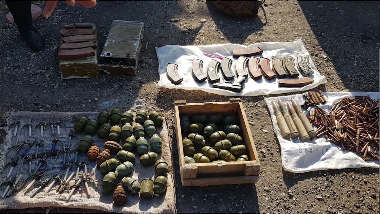 Ոստիկանության բաժիններում Արցախից բերված զենք-զինամթերք է հանձնվել